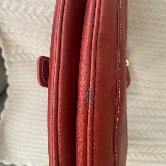 Elegant Red Leather Shoulder Bag - Picture 5 of 8